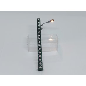 Gittermast i grn med varm hvidt lys